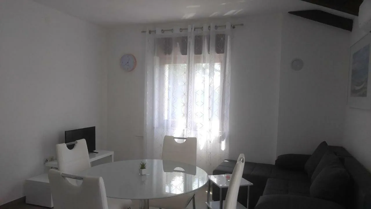 Apartmani Roberta Jurdani 0*,